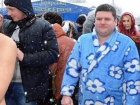 Мэр довел украинцев до слез, появившись у проруби в женском халате в цветочек 