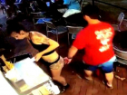 Официантка набросилась на мужчину, который коснулся ее попы, и обвинила его в сексуальном домогательстве