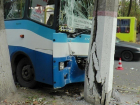 Автобус с десятками пассажиров врезался в бетонный столб, есть пострадавшие 