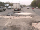 Из-за ремонта улицы в столице автомобиль остался без колеса и с поврежденным двигателем