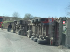 На юге Молдовы на трассе перевернулся грузовик