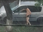 Голый мужчина удивил жителей Кишинева мытьем автомобиля под сильнейшим дождем