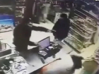 Избиение кассовым аппаратом продавщицы магазина на станции заправки в Фалештах попало на видео