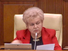 Регина Апостолова в парламенте Молдовы потребовала повышения пенсий до 5000 леев