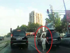  Бросающиеся под машины ради милостыни дети в Кишиневе возмутили прохожих