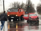 Автомобиль Renault врезался в самосвал на окраине Кишинева: виноват желтый свет