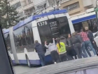 Пассажирам пришлось толкать троллейбус по центральной улице Кишинева