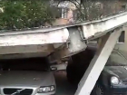 Рухнувшую крышу, раздавившую припаркованные у дома автомобили, сняли  в Кишиневе на видео