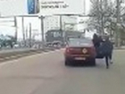Опубликовано видео, как в движущееся по Кишиневу такси запрыгивали люди