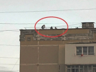 Девочки устроили рискованную фотосессию на крыше многоэтажки в Кишиневе