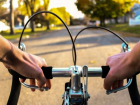 Велосипедистов могут обязать надевать жилеты и шлемы