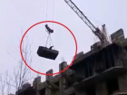 В строящейся высотке рабочий использовал вместо лифта автокран и стал героем леденящего видео 