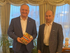 Николай Стариков подарил Игорю Додону свою новую книгу