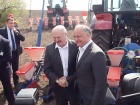 Поле молдавской кукурузы на белорусском тракторе засеяли Додон и Лукашенко 