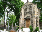 Уровень ниже плинтуса: в Кишиневе, на Армянском кладбище, старинное захоронение стало подсобкой