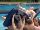 Забавное видео: молодые мужчины в бассейне сбросили Жириновского в плавках с матраса