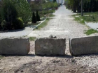 «Путь раздора» - на Рышкановке местные жители самостоятельно перекрыли улицу бетонными блоками, препятствуя движению машин