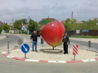 Открытый в молдавском селе памятник румяному яблоку сняли на видео