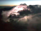 Впечатляющие грозовые разряды с пугающими молниями сняли  на видео с борта самолета над Молдовой