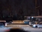 Внедорожник, буксирующий пассажирский автобус на улице Кишинева, попал на видео 