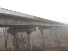 Разваливающийся мост с трещиной в Будештах закрыли для пешеходов
