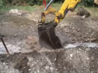 Коммунальную катастрофу на улице столицы, устроенную экскаваторщиком, сняли на видео