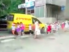 Автохам на микрофургоне вынудил детей совершить опасный для жизни маневр в Кишиневе