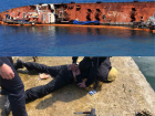  Танкер «под молдавским флагом», затонувший на одесском пляже, притягивает неадекватов: убрать его «мешает коронавирус» 