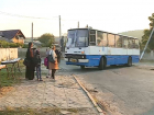 По пригородам Кишинева ездят грязные старые автобусы