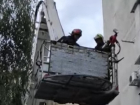 Фрагмент бетонного ограждения откололся от жилого дома в Кишиневе, рискуя упасть с высоты 7-го этажа 