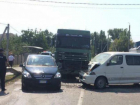 В жестком столкновении микроавтобуса с фурой пострадали двое жителей Хынчешт 