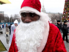 Темнокожий притворился Дедом Морозом, повеселив жителей Кишинева
