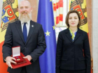 Санду вручила Орден почета директору USAID в Молдове