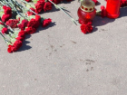Цветы на месте трагедии - память избитого до смерти в Костештах почтили его родственники