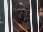 ЧП в центре столицы - хулиган разбил дверь троллейбуса 10-го маршрута и бежал с места происшествия
