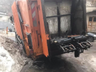 В центре Кишинева под землю провалился мусоровоз