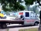 Возмущенный кишиневец попрыгал на нарушившем правила парковки эвакуаторе