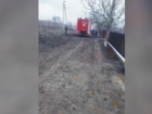 Drumuri bune? В Хынчештском районе спешившую на вызов пожарную машину остановило огромное болото вместо дороги