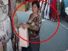 Женщину, ворующую вещи на столичном рынке, сняли на видео