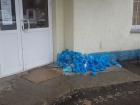 Безобразие из использованных бахил у входа в детскую больницу возмутило жителя Кишинева