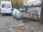 Столкнувшиеся автомобили уничтожили новую мусорную платформу в центре Кишинева
