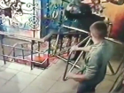 Вырвал чеку и бросил гранату в толпу: момент взрыва украинского ночного клуба попал на видео