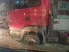 Многотонный грузовик угодил в яму на дороге в Бельцах