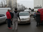 Автохам припарковал машину на проезде у ТРЦ Кишинева и создал огромную пробку
