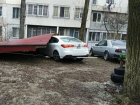 Сильный ветер сорвал крышу с дома на Рышкановке, она упала на припаркованный автомобиль