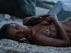 Самая сексуальная красавица Victoria’s Secret сделала обнаженную фотосессию на пляже