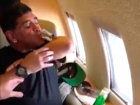 Марадона эмоционально выпил в самолете водку с локтя и попал на видео