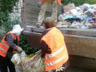 Со двора частного дома в центре Кишинева вывезли 20 грузовиков мусора
