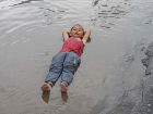 Купание ребенка в огромной грязной луже шокировало жителей Калараша