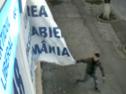 Дерзкий парень сорвал унионисткий баннер с офиса либералов в Кишиневе